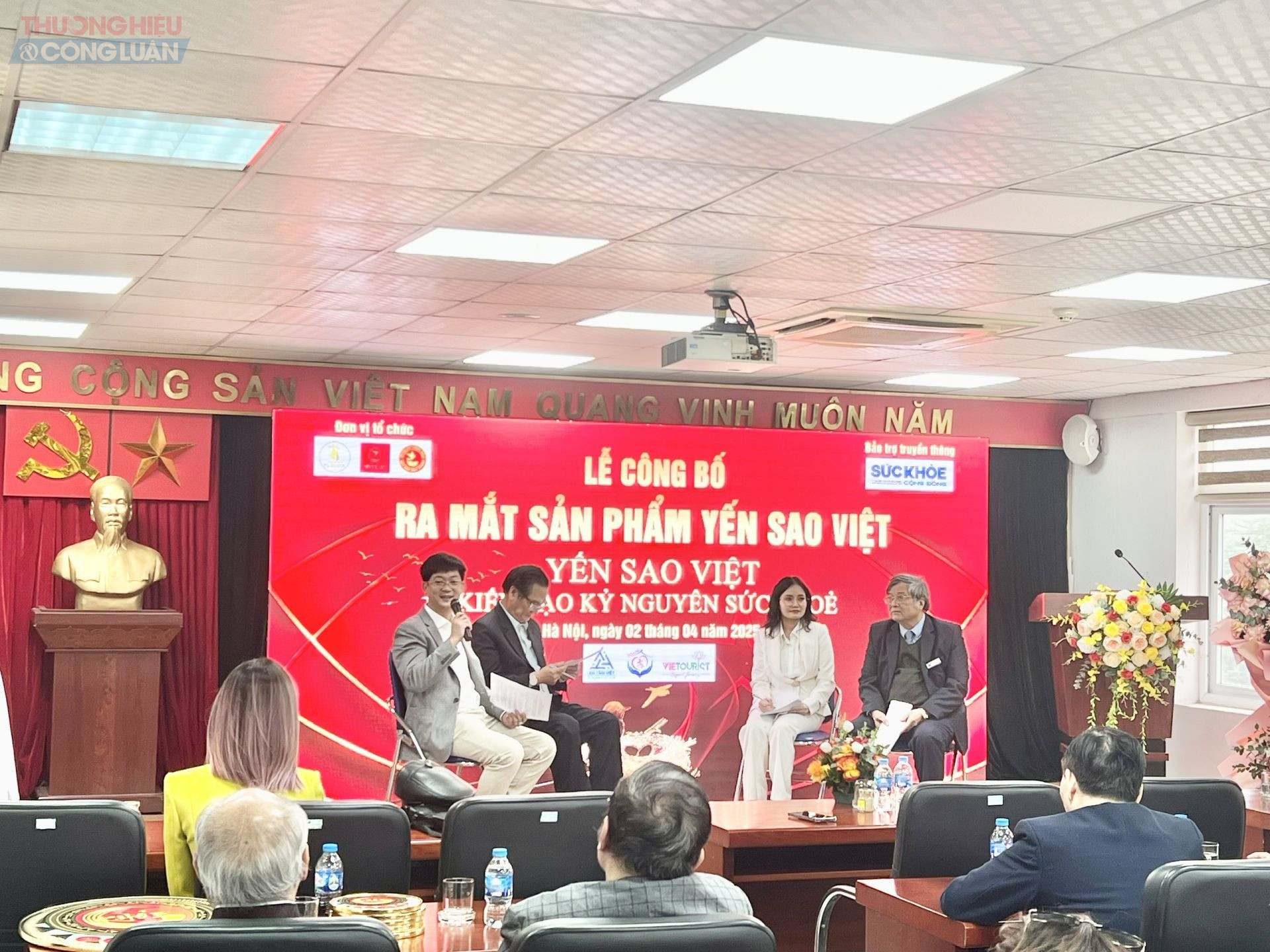 Đại diện Ban tổ chức chia sẻ, giải đáp trong Tọa đàm “Yến Sao Việt – Kiến tạo kỷ nguyên sức khỏe” những thắc mắc của đại lý, nhà phân phối, người tiêu dùng