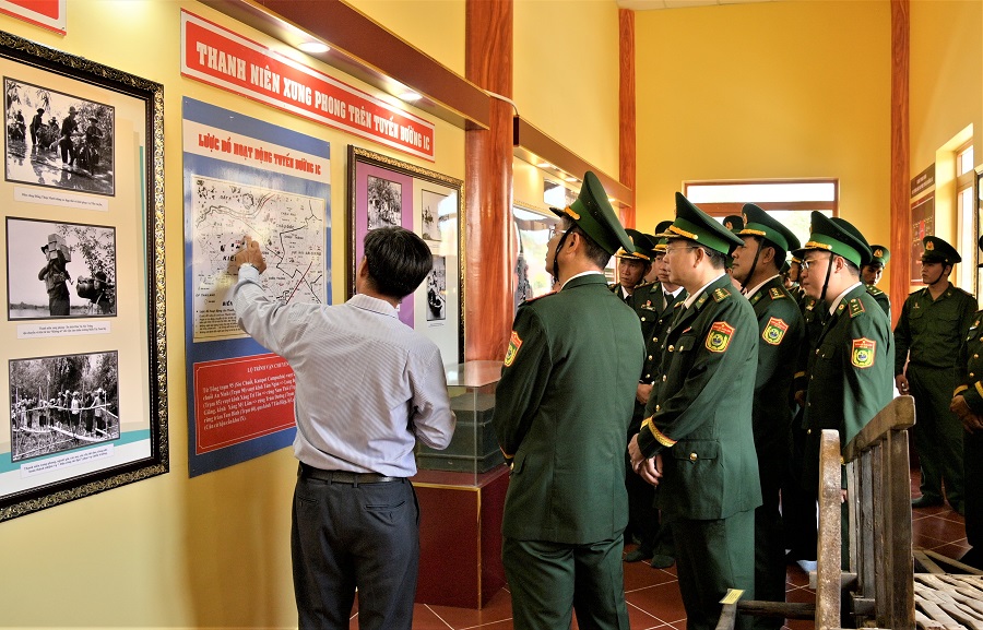 Cán bộ, chiến sĩ Bộ đội Biên phòng tỉnh Kiên Giang viếng, tham quan các hiện vật trưng bày tại Đền tưởng niệm thanh niên xung phong tuyến đường 1C (huyện Giang Thành) Cán bộ, chiến sĩ Bộ đội Biên phòng tỉnh Kiên Giang viếng, tham quan các hiện vật trưng bày tại Đền tưởng niệm thanh niên xung phong tuyến đường 1C (huyện Giang Thành)