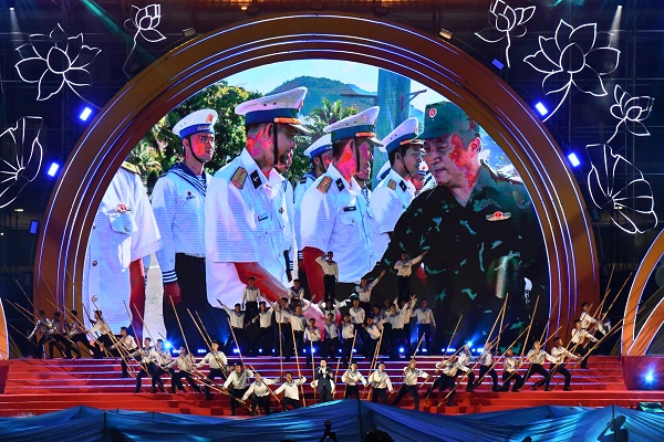 Một cảnh trong Chương trình nghệ thuật đặc biệt chào mừng Lễ kỷ niệm 50 năm giải phóng tỉnh Khánh Hòa