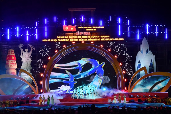 Một cảnh trong Chương trình nghệ thuật đặc biệt chào mừng Lễ kỷ niệm 50 năm giải phóng tỉnh Khánh Hòa