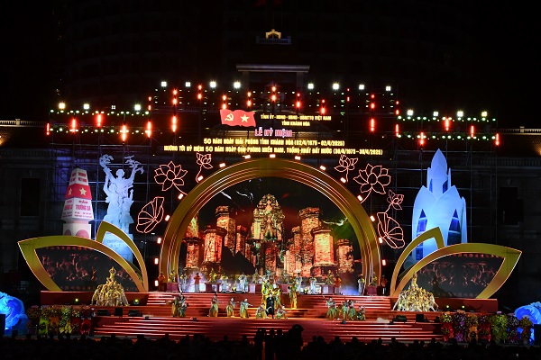 Một cảnh trong Chương trình nghệ thuật đặc biệt chào mừng Lễ kỷ niệm 50 năm giải phóng tỉnh Khánh Hòa