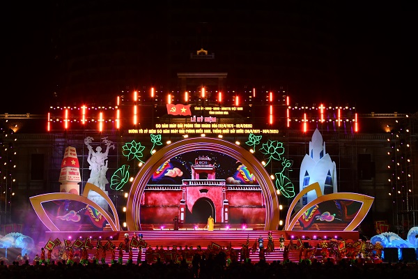 Một cảnh trong Chương trình nghệ thuật đặc biệt chào mừng Lễ kỷ niệm 50 năm giải phóng tỉnh Khánh Hòa