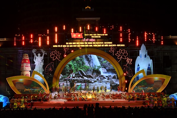 Một cảnh trong Chương trình nghệ thuật đặc biệt chào mừng Lễ kỷ niệm 50 năm giải phóng tỉnh Khánh Hòa