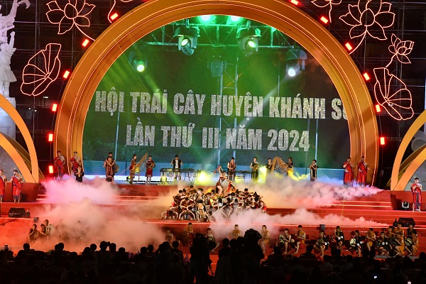 Một cảnh trong Chương trình nghệ thuật đặc biệt chào mừng Lễ kỷ niệm 50 năm giải phóng tỉnh Khánh Hòa