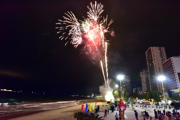 Lễ kỷ niệm 50 năm Ngày giải phóng tỉnh Khánh Hòa được khép lại với màn bắn pháo Bông ngoạn mục ngay trên bờ biển Nha Trang