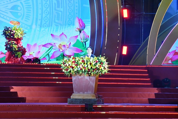 Ông Nghiêm Xuân Thành- UVBCH Trung ương Đảng, Bí thư Tỉnh ủy Khánh Hòa đọc diễn văn kỷ niệm