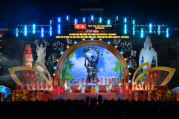 Một cảnh trong Chương trình nghệ thuật đặc biệt chào mừng Lễ kỷ niệm 50 năm giải phóng tỉnh Khánh Hòa
