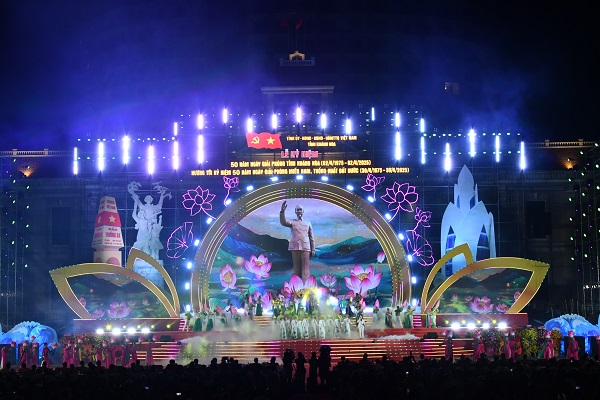 Một cảnh trong Chương trình nghệ thuật đặc biệt chào mừng Lễ kỷ niệm 50 năm giải phóng tỉnh Khánh Hòa