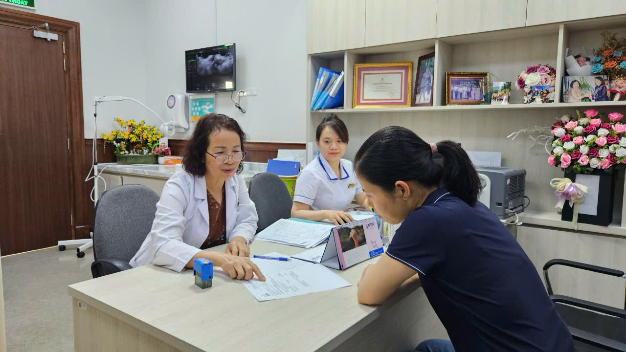 TS.BS Tô Minh Hương đang tư vấn khám cho Khách hàng (Ảnh:Vinmec). TS.BS Tô Minh Hương đang tư vấn khám cho Khách hàng (Ảnh:Vinmec).