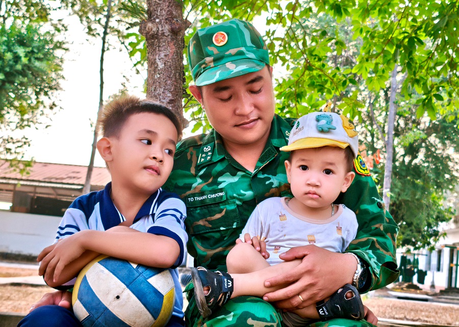 Niềm hạnh phúc của người lính khi được sum vầy cùng gia đình Niềm hạnh phúc của người lính khi được sum vầy cùng gia đình