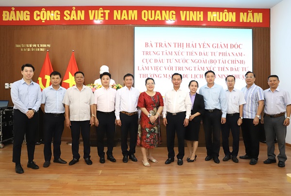Bà Trần Thị Hải Yến, Giám đốc Trung tâm Xúc tiến Đầu tư phía Nam thuộc Cục Đầu tư nước ngoài, Bộ Tài chính làm việc với Trung tâm xúc tiến Đầu tư, Thương mại, Du lịch tỉnh Ninh Thuận
