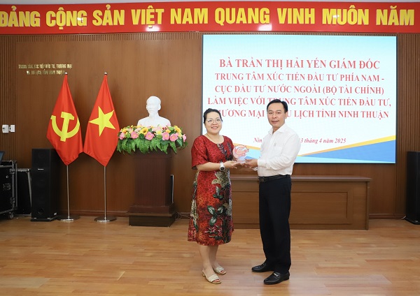 Ông Trương Văn Tiến - Gia1m đốc Trung tâm Xúc tiên ĐTTMDL tỉnh Ninh Thuận trao biểu trưng lưu niệm cho bà Trần Thị Hải Yến GĐ TTXTĐT Phía Nam- Bộ Tài Chính