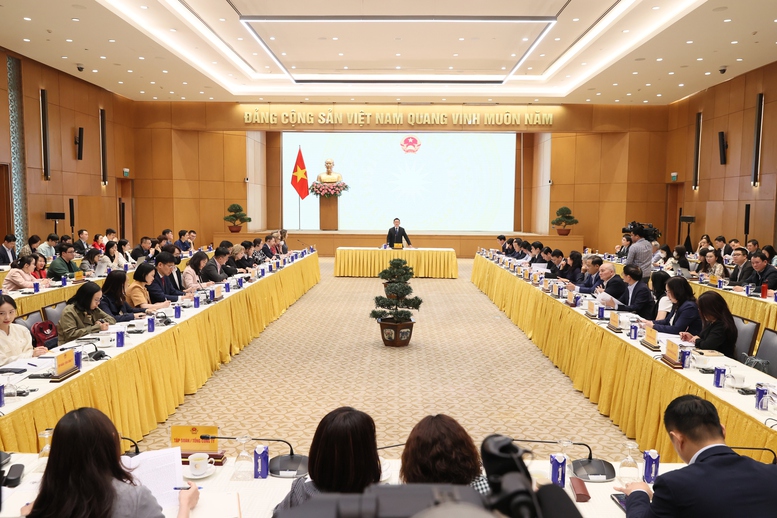 Phó Thủ tướng Chính phủ Hồ Đức Phớc cùng lãnh đạo các bộ, ngành đã họp với các hiệp hội, doanh nghiệp, các cơ quan ngoại giao để bàn về các giải pháp xử lý vấn đề thuế quan với Hoa Kỳ - Ảnh VGP/Trần Mạnh