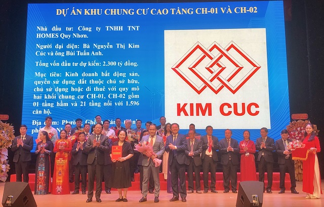 Công tác thu hút đầu tư là một trong những kết quả mà tỉnh Bình Định đạt được trong quý I/2025. Trong ảnh: Lãnh đạo tỉnh Bình Định trao Quyết định, Giấy phép đầu tư cho các nhà đầu tư. Ảnh: Viết Hiền.