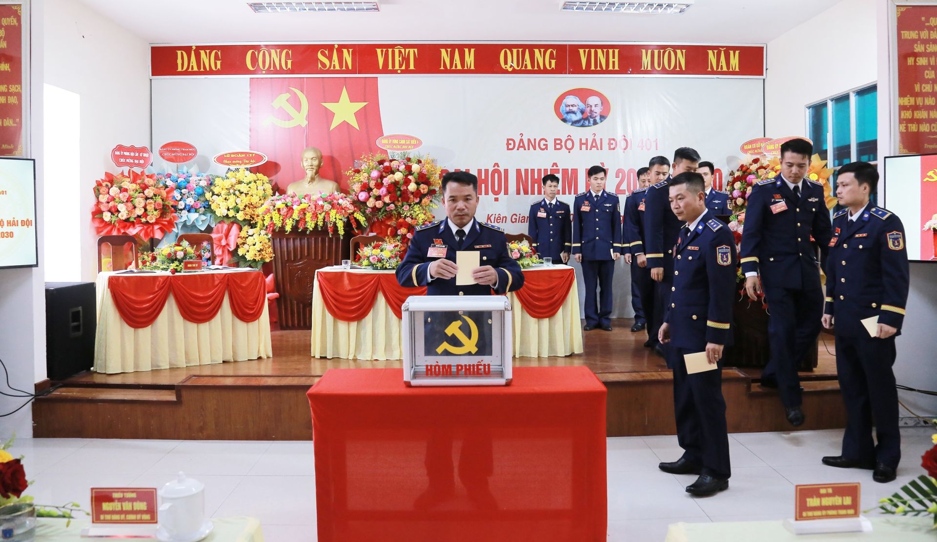 Các đại biểu bỏ phiếu Bầu Ban Chấp hành Đảng bộ Hải đội nhiệm kỳ 2025 - 2030