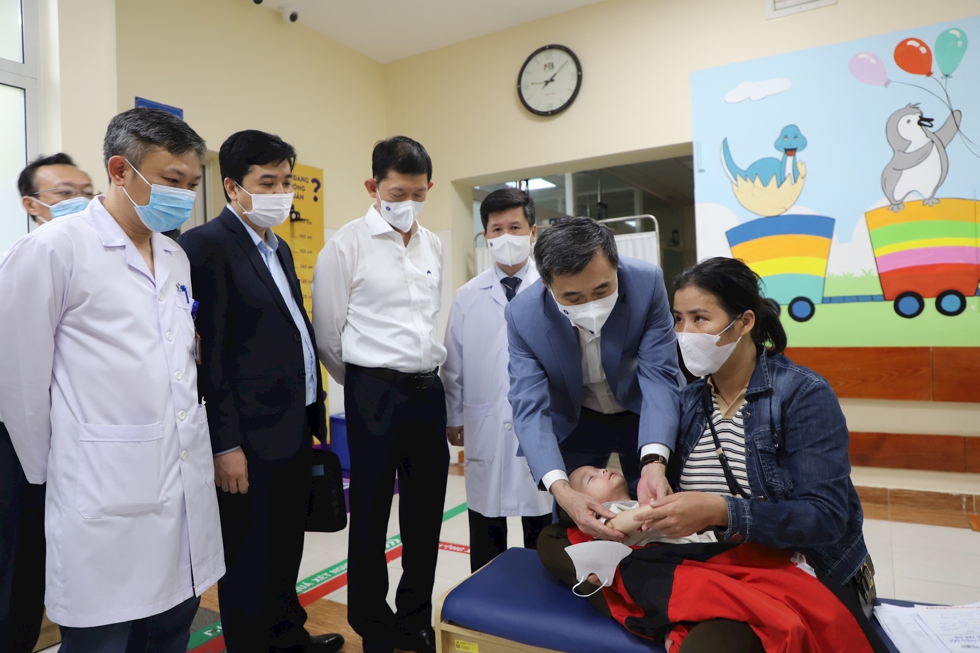 Đoàn công tác của Bộ Y tế kiểm tra việc sàng lọc, phân luồng, thu dung điều trị bệnh nhân sởi tại Bệnh viện Nhi trung ương. Ảnh: Lê Hảo Đoàn công tác của Bộ Y tế kiểm tra việc sàng lọc, phân luồng, thu dung điều trị bệnh nhân sởi tại Bệnh viện Nhi trung ương. Ảnh: Lê Hảo