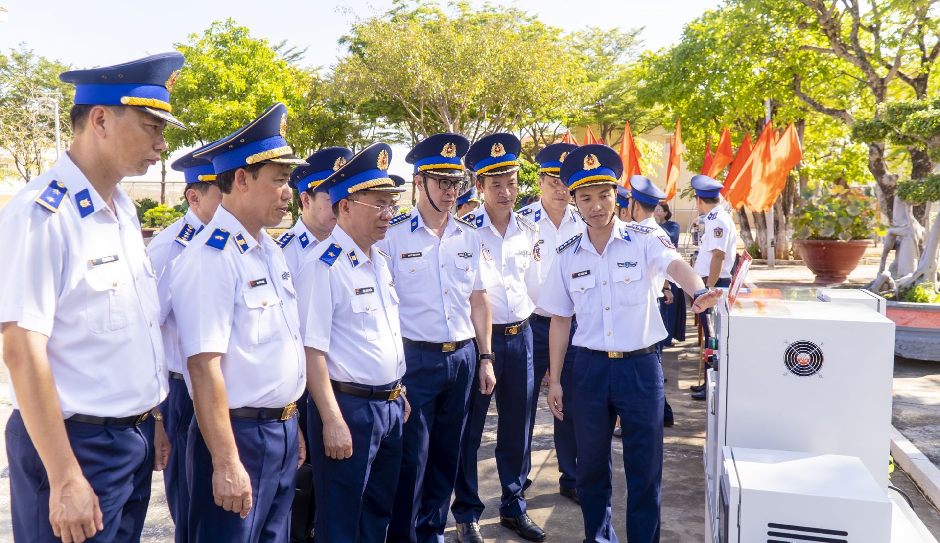 Các đại biểu tham quan hệ thống sáng kiến cải tiến kỹ thuật, mô hình học cụ, vật chất huấn luyện của các cơ quan, đơn vị Vùng Cảnh sát biển 3. Các đại biểu tham quan hệ thống sáng kiến cải tiến kỹ thuật, mô hình học cụ, vật chất huấn luyện của các cơ quan, đơn vị Vùng Cảnh sát biển 3.