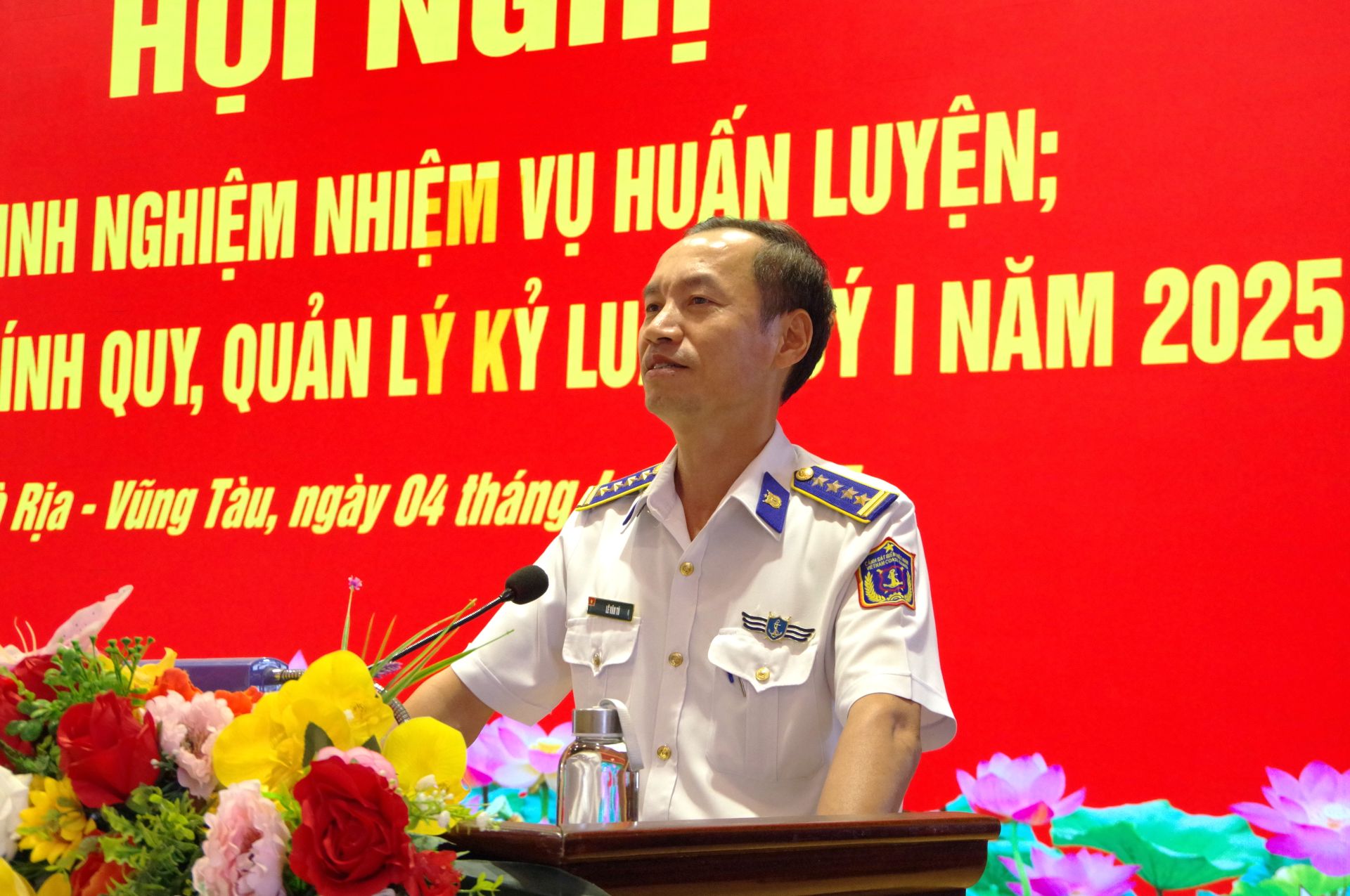 Đại tá Lê Văn Tú, Bí thư Đảng ủy phát biểu tại hội nghị