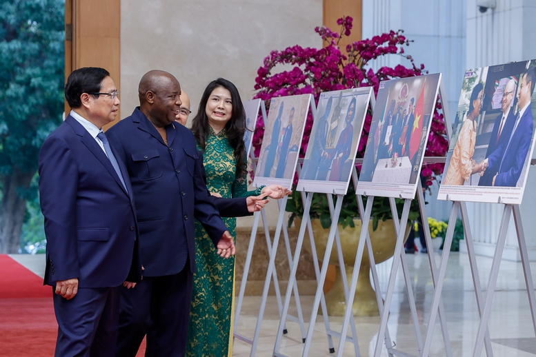 Thủ tướng Phạm Minh Chính và Tổng thống Burundi Évariste Ndayishimiye tham quan trưng bày ảnh về quan hệ hợp tác giữa hai nước - Ảnh: VGP/Nhật Bắc Thủ tướng Phạm Minh Chính và Tổng thống Burundi Évariste Ndayishimiye tham quan trưng bày ảnh về quan hệ hợp tác giữa hai nước - Ảnh: VGP/Nhật Bắc