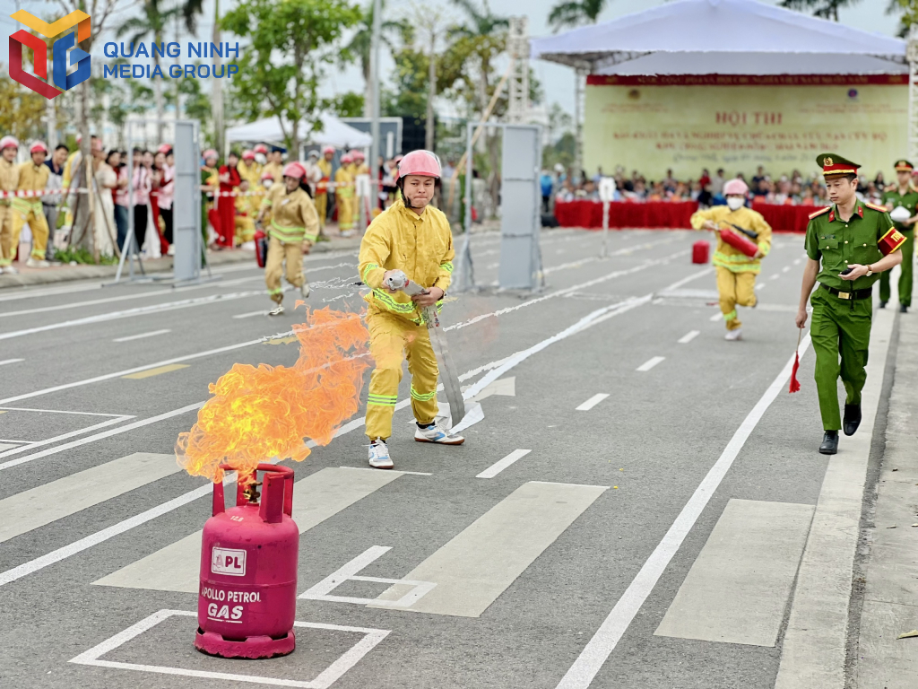 Các thí sinh thi thực hành. Các thí sinh thi thực hành.