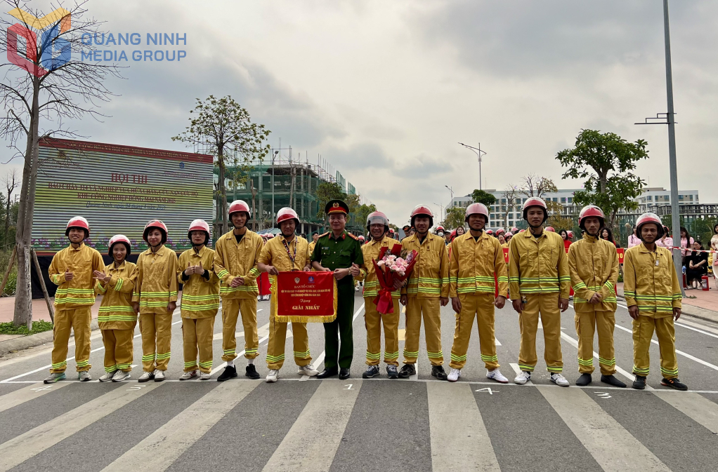 Lãnh đạo Công an tỉnh Quảng Ninh trao giải Nhất cho đội thắng cuộc. Lãnh đạo Công an tỉnh Quảng Ninh trao giải Nhất cho đội thắng cuộc.