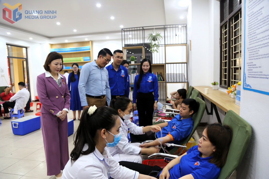 Trên 300 ĐVTN và người lao động tham gia hiến máu.