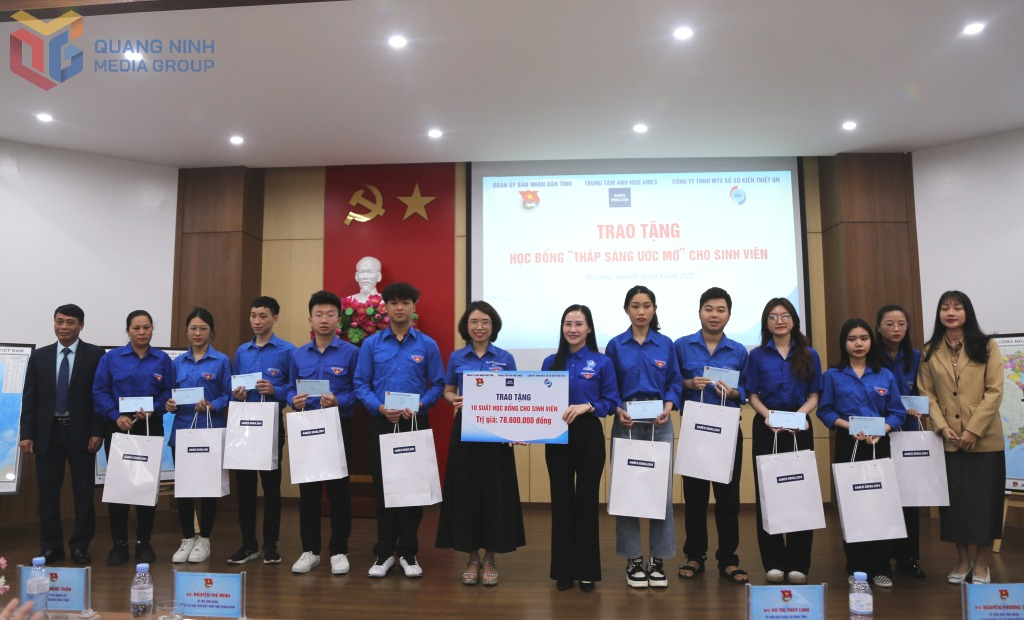 Đoàn Thanh niên UBND tỉnh và các đơn vị đồng hành trao tặng 10 suất học bổng cho sinh viên có hoàn cảnh khó khăn của Trường Cao đẳng Y tế Quảng Ninh.