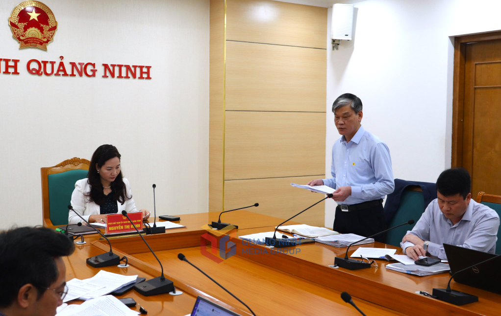 Lãnh đạo Ban Quản lý Vịnh Hạ Long báo cáo về các sản phẩm du lịch trên vịnh.