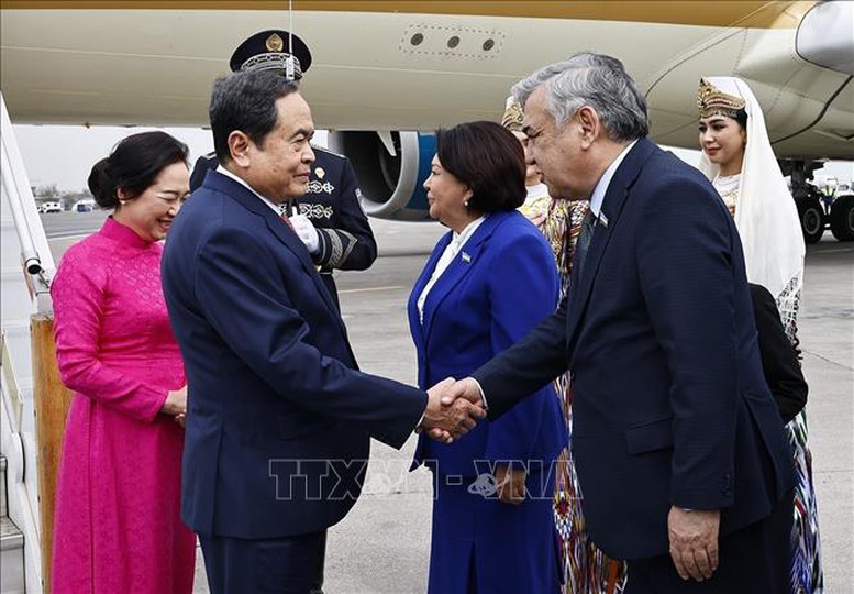 Chuyến thăm chính thức Cộng hòa Uzbekistan của Chủ tịch Quốc hội mang ý nghĩa chính trị sâu rộng, thể hiện sự coi trọng của Việt Nam đối với quan hệ hữu nghị truyền thống với Uzbekistan và mong muốn cùng Uzbekistan củng cố tin cậy chính trị, tạo nền tảng để thúc đẩy hợp tác trên nhiều lĩnh vực - Ảnh: TTXVN