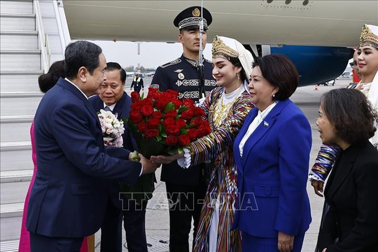 Lễ đón Chủ tịch Quốc hội Trần Thanh Mẫn và Phu nhân tại sân bay quốc tế Islam Karimov Tashkent - Ảnh: TTXVN