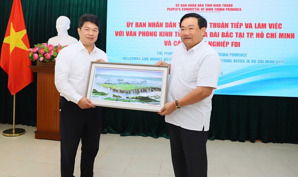 Ông Trịnh Minh Hoàng, Phó Chủ tịch UBND tỉnh Ninh Thuận tiếp và tặng ảnh lưu niệm cho ông Hàn Quốc Diệu, Chủ nhiệm Văn phòng Kinh tế Văn hóa Đài Bắc tại TP. Hồ Chí Minh Ông Trịnh Minh Hoàng, Phó Chủ tịch UBND tỉnh Ninh Thuận tiếp và tặng ảnh lưu niệm cho ông Hàn Quốc Diệu, Chủ nhiệm Văn phòng Kinh tế Văn hóa Đài Bắc tại TP. Hồ Chí Minh