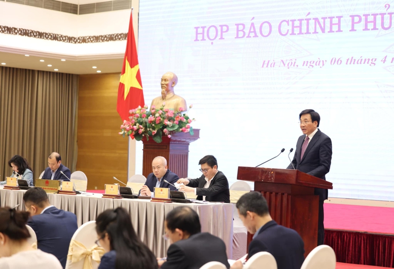 Bộ trưởng, Chủ nhiệm Văn phòng Chính phủ Trần Văn Sơn, Người phát ngôn của Chính phủ, cung cấp thông tin về tình hình KTXH tháng 3 và quý I năm 2025 - Ảnh: VGP/Nhật Bắc