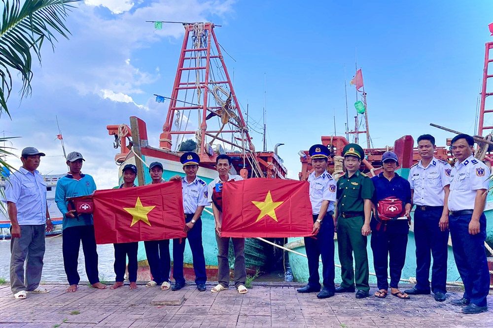 Cán bộ BTL Vùng Cảnh sát biển 4 tuyên truyền, phổ biến pháp luật và tặng quà cho ngư dân. Cán bộ BTL Vùng Cảnh sát biển 4 tuyên truyền, phổ biến pháp luật và tặng quà cho ngư dân.