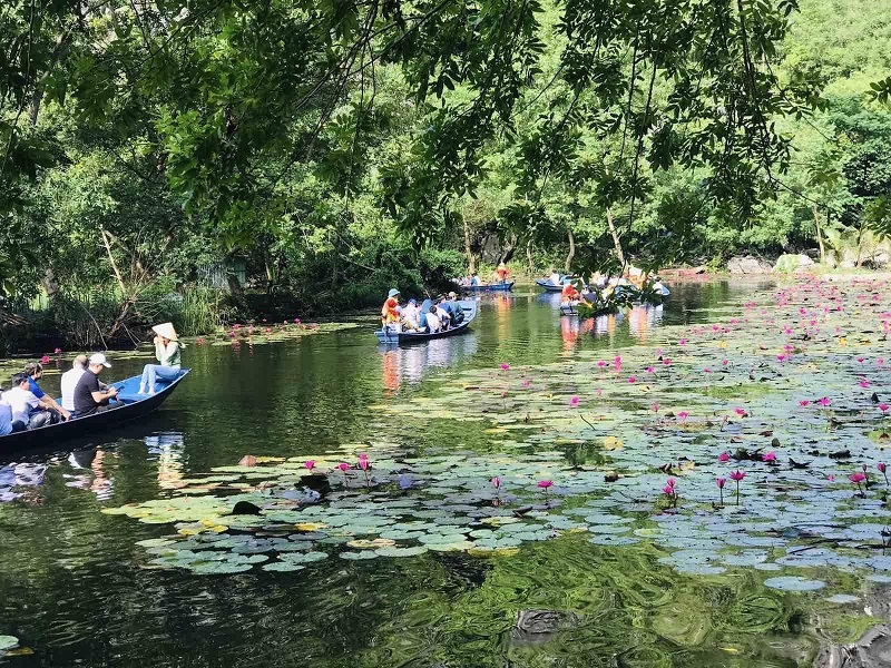 khu du lịch danh thắng Kim Sơn thu hút đông đảo du khách.