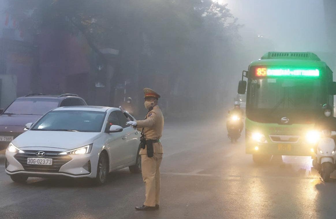 Thời điểm này, khu vực Hà Nội có mưa phùn nhẹ kèm sương mù, đường trơn, tầm nhìn hạn chế, tiềm ẩn nhiều nguy cơ mất an toàn giao thông. Ảnh: Chu Dũng Thời điểm này, khu vực Hà Nội có mưa phùn nhẹ kèm sương mù, đường trơn, tầm nhìn hạn chế, tiềm ẩn nhiều nguy cơ mất an toàn giao thông. Ảnh: Chu Dũng