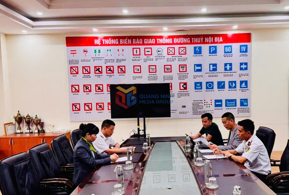 Các lực lượng chức năng của TP Hạ Long làm việc với đại diện TALIYA CRUISE ngay sau khi tiếp nhận thông tin.