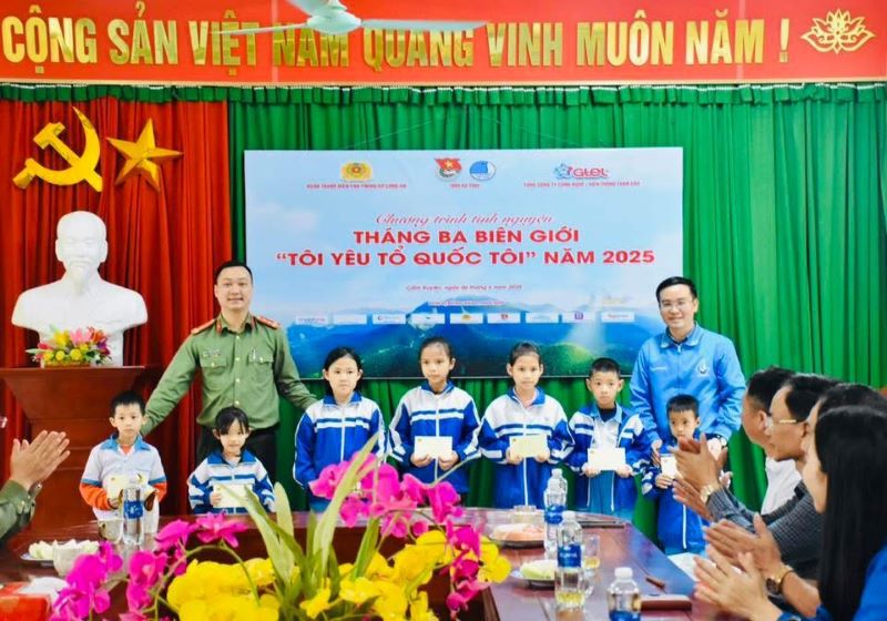 Tặng quà cho các em học sinh nghèo, vượt khó của Trường Tiểu học Cẩm Hưng. Tặng quà cho các em học sinh nghèo, vượt khó của Trường Tiểu học Cẩm Hưng.