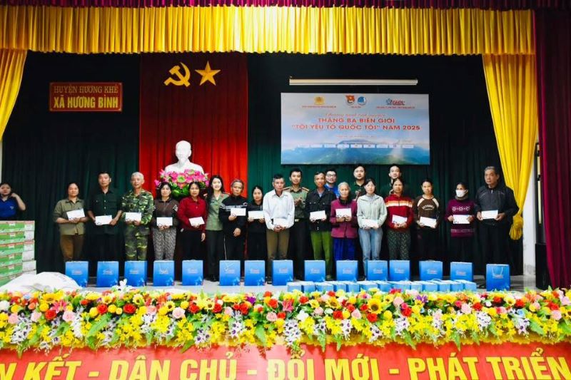 Tặng quà cho các gia đình có hoàn cảnh khó khăn tại xã Hương Bình. Tặng quà cho các gia đình có hoàn cảnh khó khăn tại xã Hương Bình.