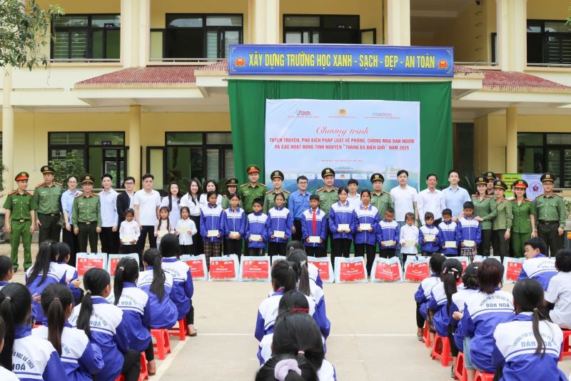 Tặng quà cho các em học sinh nghèo, vượt khó của Trường Phổ thông dân tộc bán trú, Tiểu học và THCS xã Dân Hóa, em nuôi “Chi đoàn Công an xã Dân Hóa”. Tặng quà cho các em học sinh nghèo, vượt khó của Trường Phổ thông dân tộc bán trú, Tiểu học và THCS xã Dân Hóa, em nuôi “Chi đoàn Công an xã Dân Hóa”.