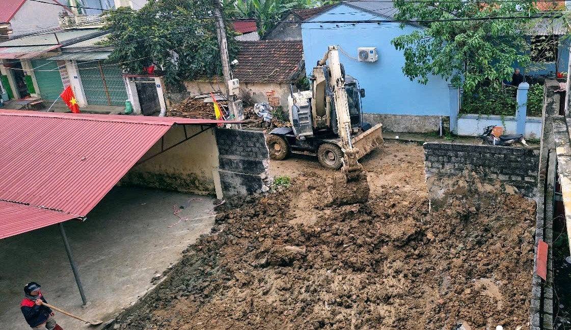 Tháo dỡ trạm biến áp đang xây ra khỏi khuôn viên trường học Tháo dỡ trạm biến áp đang xây ra khỏi khuôn viên trường học