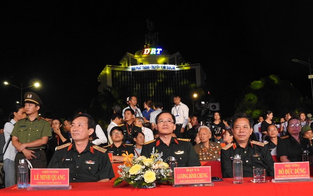 Các đại biểu cùng lãnh đạo tỉnh Đắk Lắk tham dự chương trình Các đại biểu cùng lãnh đạo tỉnh Đắk Lắk tham dự chương trình