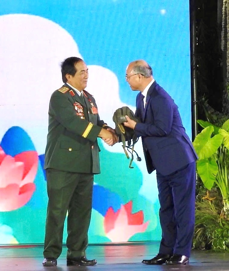 Nhân dịp này, Trung tướng Đoàn Sinh Hưởng đã tặng cho tỉnh Đắk Lắk 4 chiếc mũ xe tăng của 4 thành viên cùng tham gia chiến đầu trên chiếc xe tăng 980 ngày ấy. Nhân dịp này, Trung tướng Đoàn Sinh Hưởng đã tặng cho tỉnh Đắk Lắk 4 chiếc mũ xe tăng của 4 thành viên cùng tham gia chiến đầu trên chiếc xe tăng 980 ngày ấy.