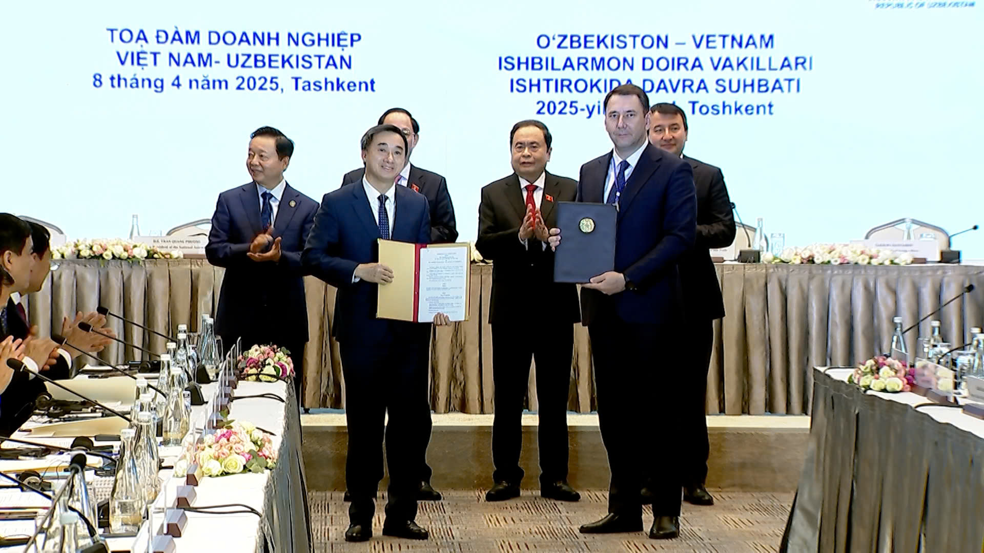 Lễ trao thoả thuận hợp tác giữa Việt Nam và Uzbekistan Lễ trao thoả thuận hợp tác giữa Việt Nam và Uzbekistan