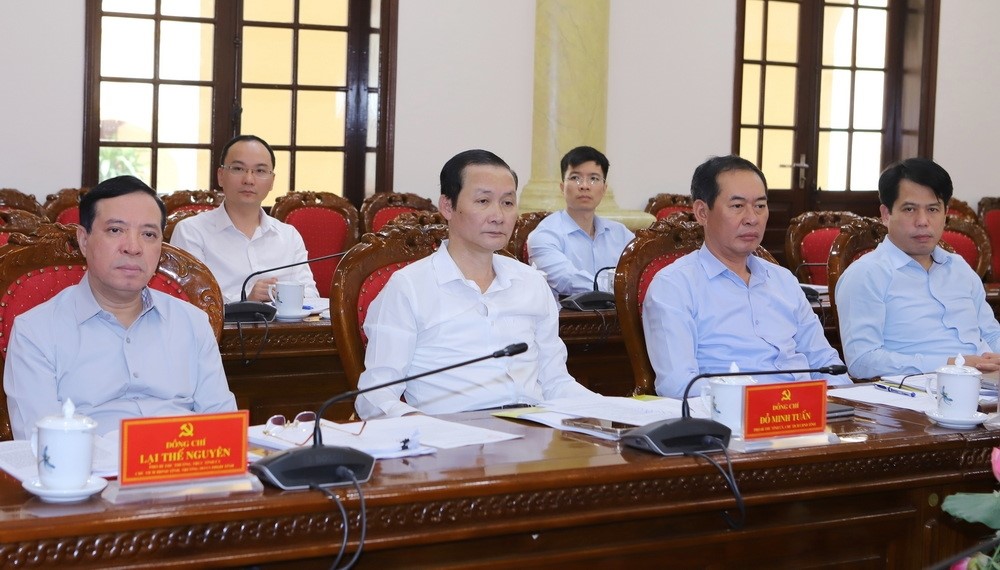 Các đồng chí Phó Bí thư Tỉnh ủy và đại biểu dự buổi làm việc. Các đồng chí Phó Bí thư Tỉnh ủy và đại biểu dự buổi làm việc.