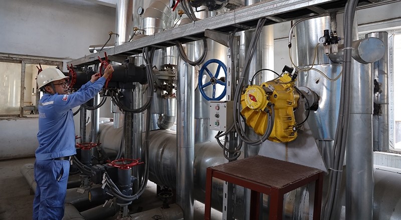 Vận hành hệ thống thu hồi nhiệt dư phát điện tại Nhà máy Xi măng Long Sơn.