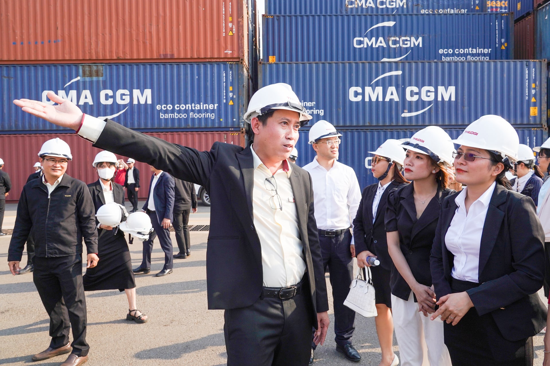 Đại diện THILOGI giới thiệu về khu bến 5 vạn tấn, cảng quốc tế Chu Lai