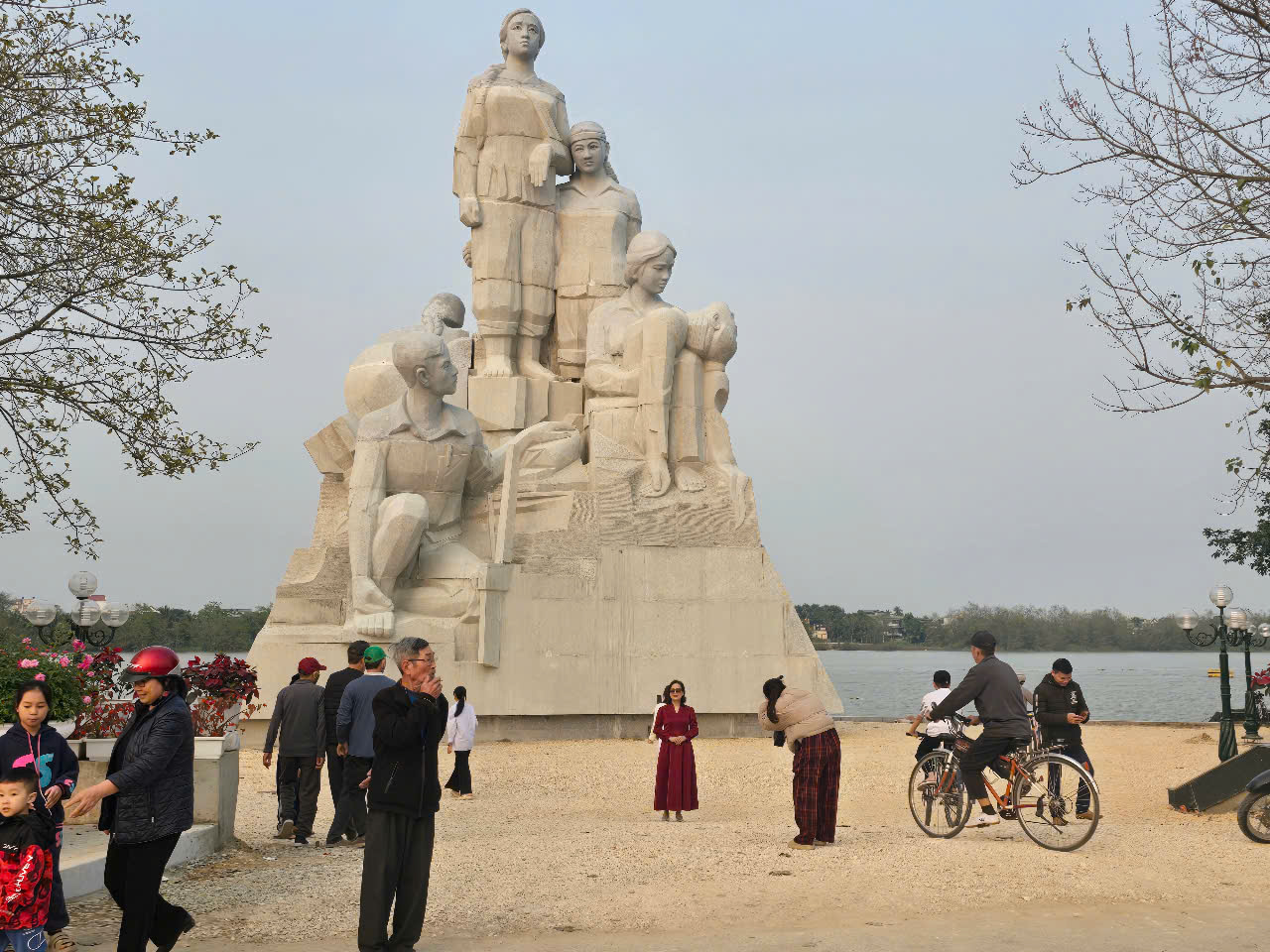 Tượng đài giáo viên và học sinh hi sinh bên bờ sông Mã tại Thanh Hóa Tượng đài giáo viên và học sinh hi sinh bên bờ sông Mã tại Thanh Hóa