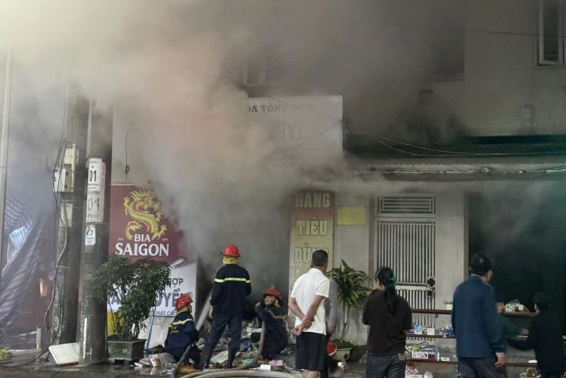 Lực lượng PCCC&CNCH nhanh chóng có mặt tiến hành dập lửa.