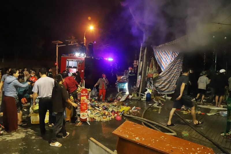 Sau khoảng 1 giờ vụ cháy cơ bản được khống chế.