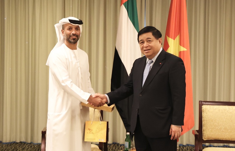 Phó Thủ tướng Nguyễn Chí Dũng và ông Khadem AIRemeithi, Giám đốc điều hành về hạ tầng ADIA - Ảnh: VGP/Thu Sa